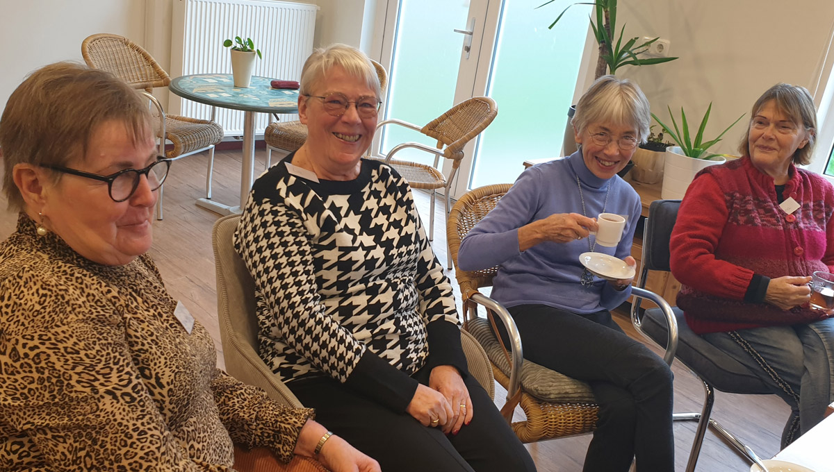 Bezoekers drinken samen koffie en maken een praatje